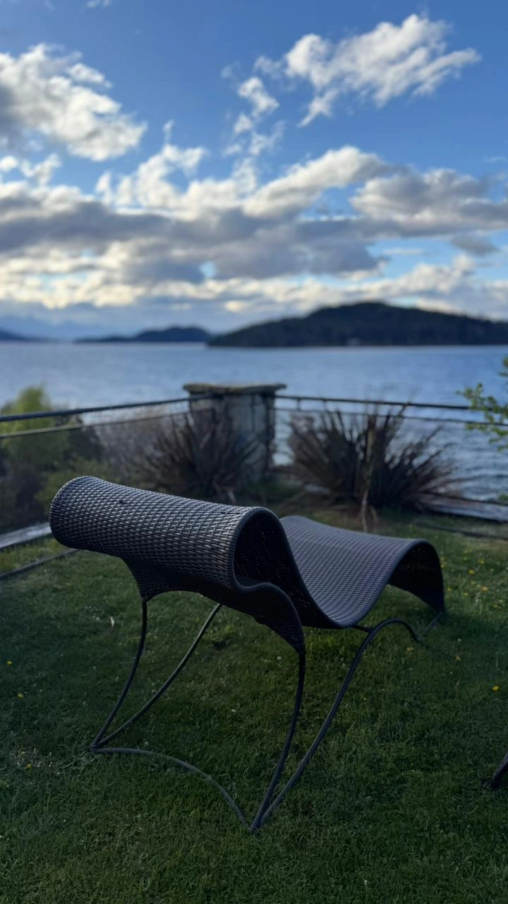 Vista panorámica del lago Nahuel Huapi desde Lirolay Suites