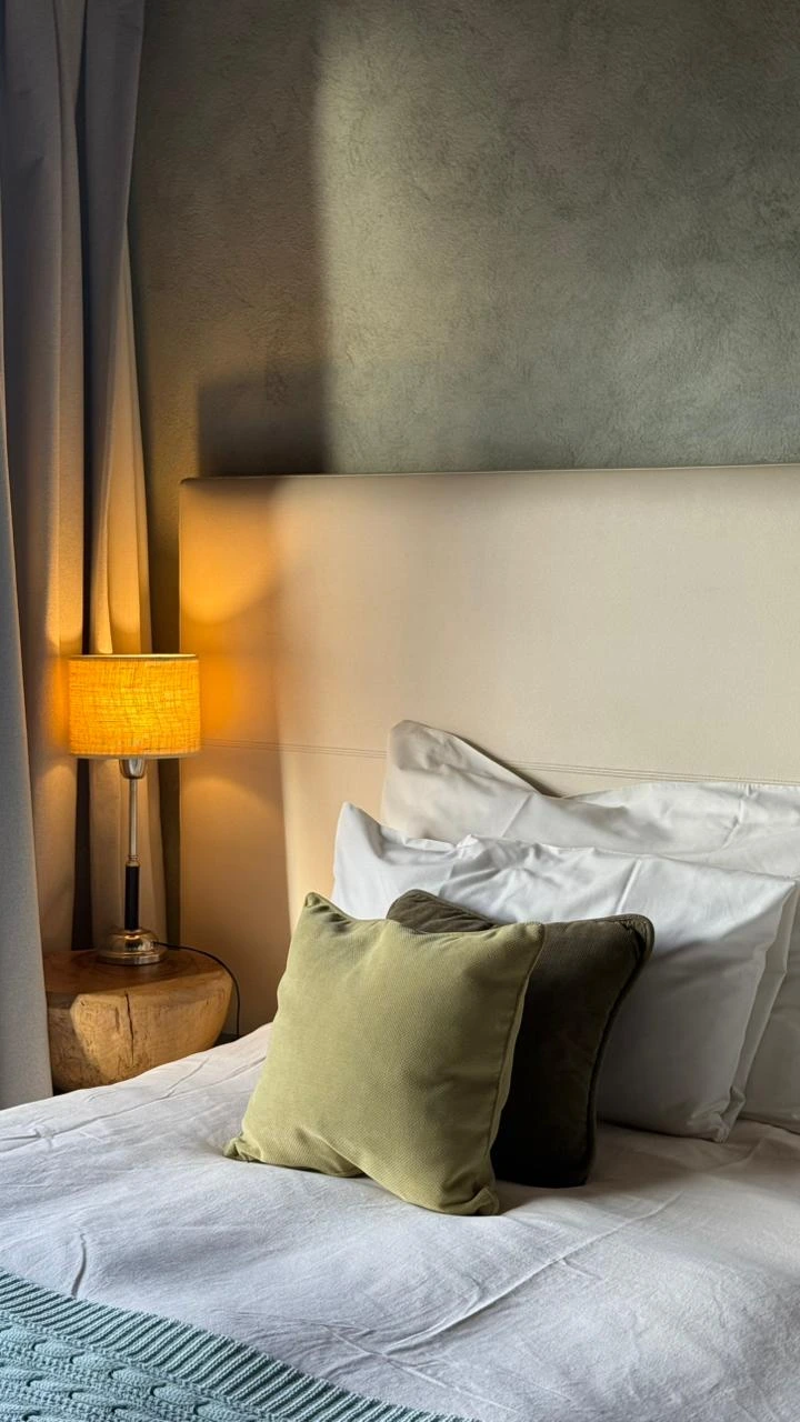 Interior cálido de suite patagónica en Bariloche