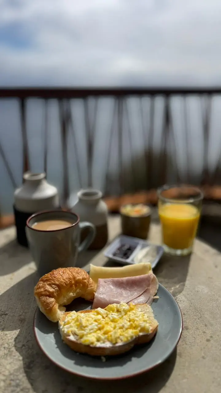 Living con vista al lago en Lirolay Patagonian Suites