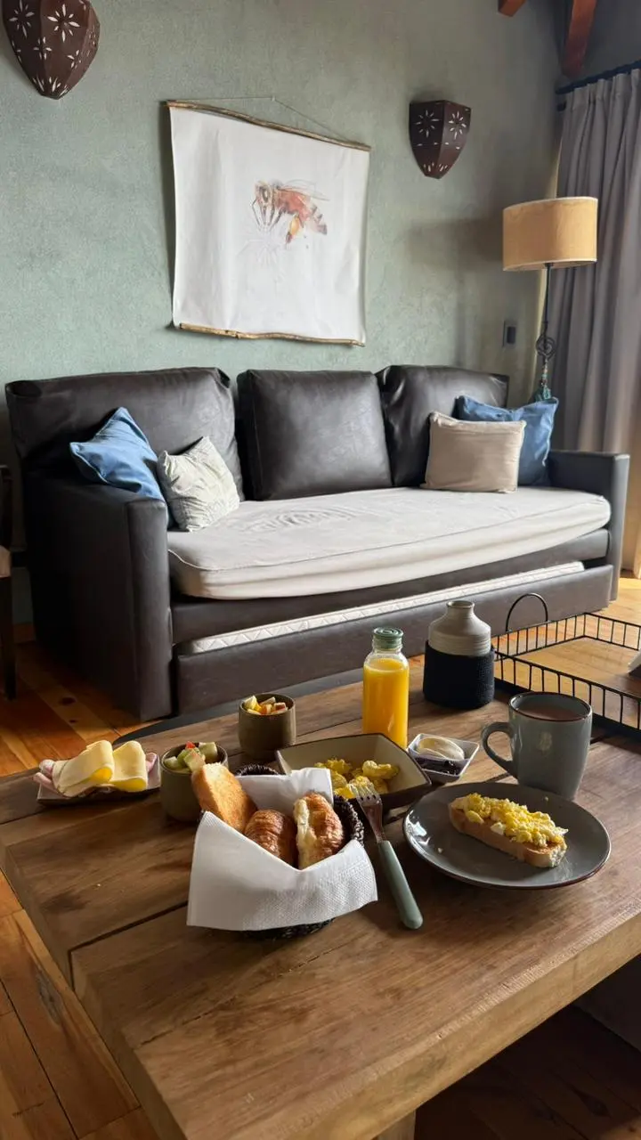 Detalle de suite con ropa de cama premium en Lirolay