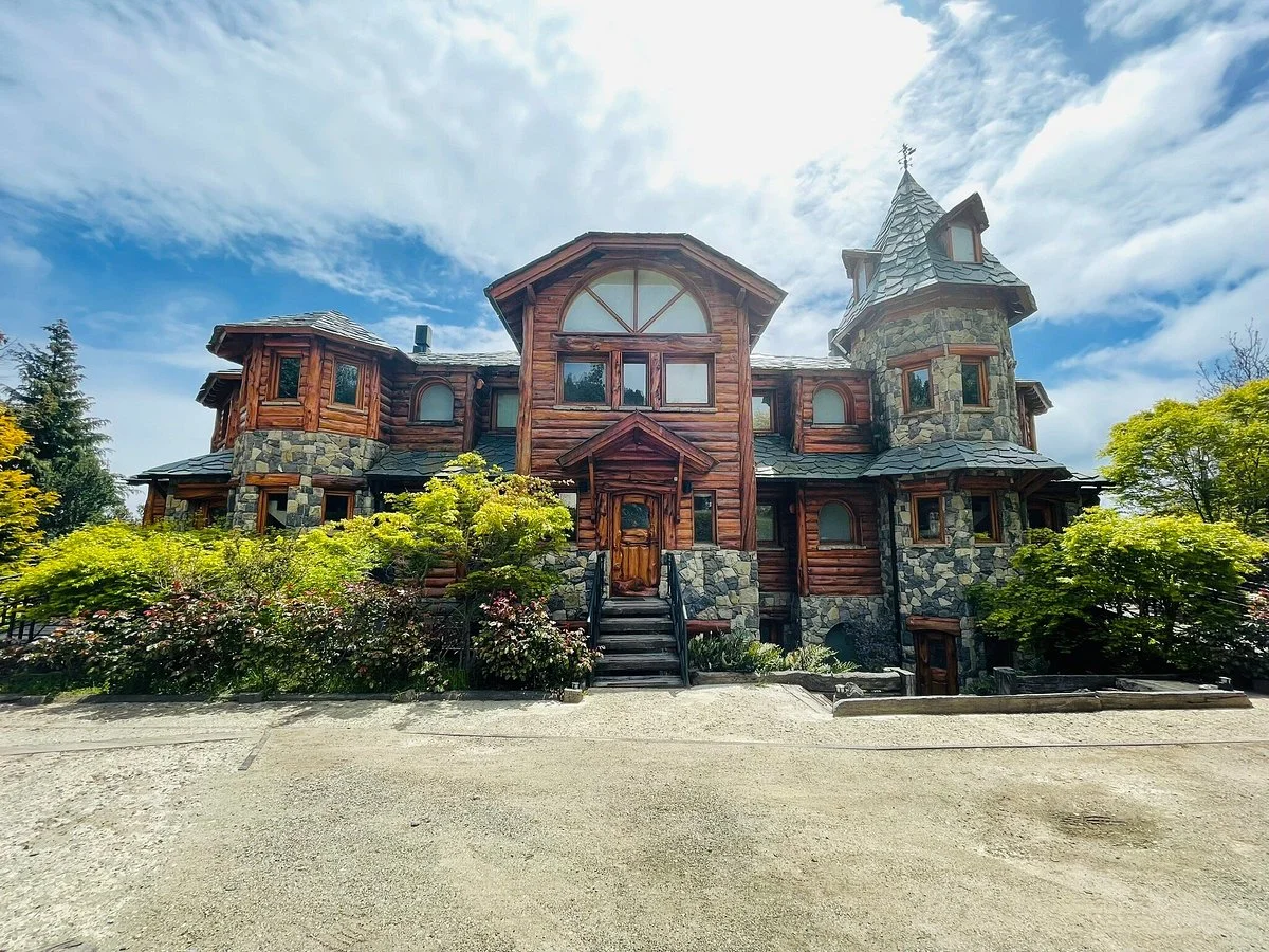 Fachada de Lirolay Patagonian Suites sobre Av. Bustillo Km 7, Bariloche